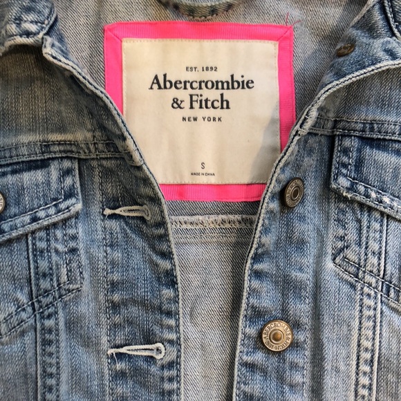 A&F cropped denim jacket - Picture 2 of 3